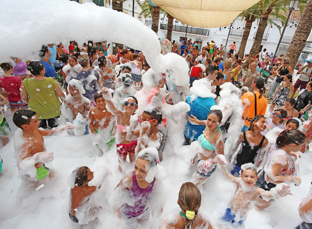 FIESTA DE LA ESPUMA FERIA DIA VIRGEN DE LA CRUZ BENALMADENA PUEBLO