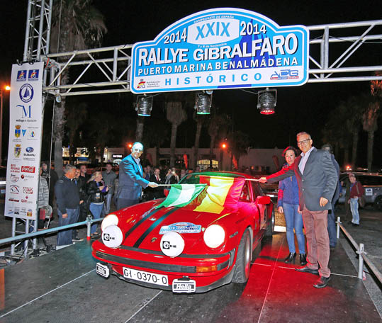 FRANCISCO SALIDO DA LA SALIDA A LOS VEHICULOS EN XXIX RALLIE GIBRALFARO PUERTO MARINA BENALMADENA