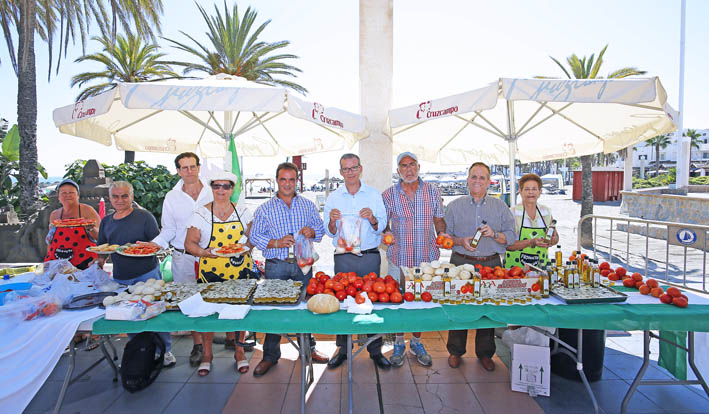 FRANCISCO SALIDO JUNTO A YO PRODUCTO ANDALUZ REPARTE ACEITE Y TOMATES EN PLAYA FUENTE DE LA SALUD