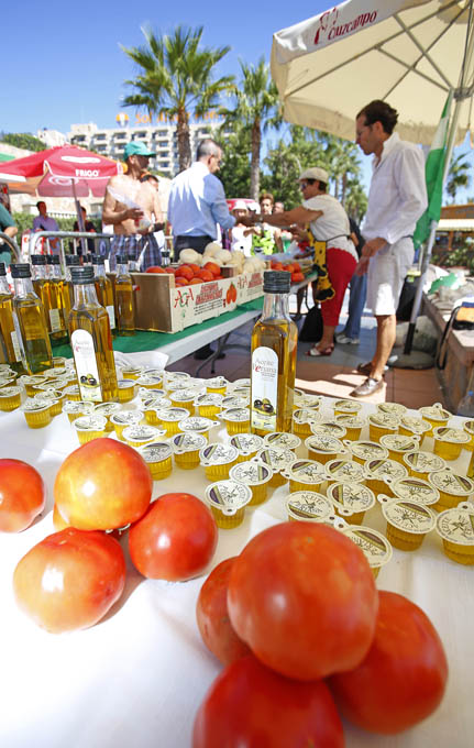 FRANCISCO SALIDO JUNTO A YO PRODUCTO ANDALUZ REPARTE ACEITE Y TOMATES EN PLAYA FUENTE DE LA SALUD 4