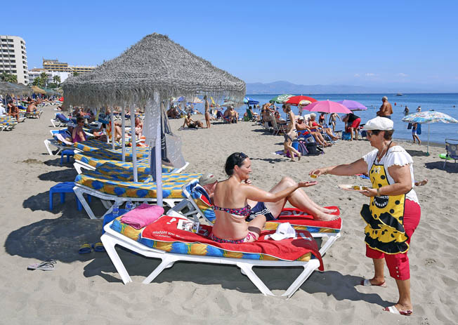 FRANCISCO SALIDO JUNTO A YO PRODUCTO ANDALUZ REPARTE ACEITE Y TOMATES EN PLAYA FUENTE DE LA SALUD 8