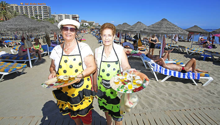 FRANCISCO SALIDO JUNTO A YO PRODUCTO ANDALUZ REPARTE ACEITE Y TOMATES EN PLAYA FUENTE DE LA SALUD 9