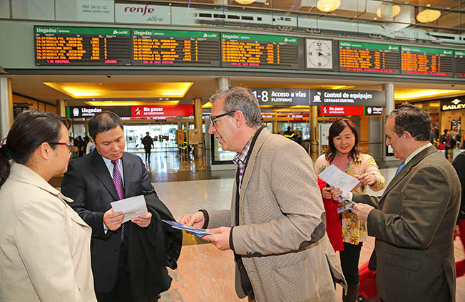 FRANCISCO SALIDO PROMOCIONA V FERIA DEL MARISCO EN ESTACION AVE MARIA ZAMBRANO 4