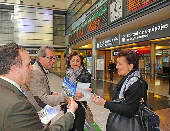 FRANCISCO SALIDO PROMOCIONA V FERIA DEL MARISCO EN ESTACION AVE MARIA ZAMBRANO 8