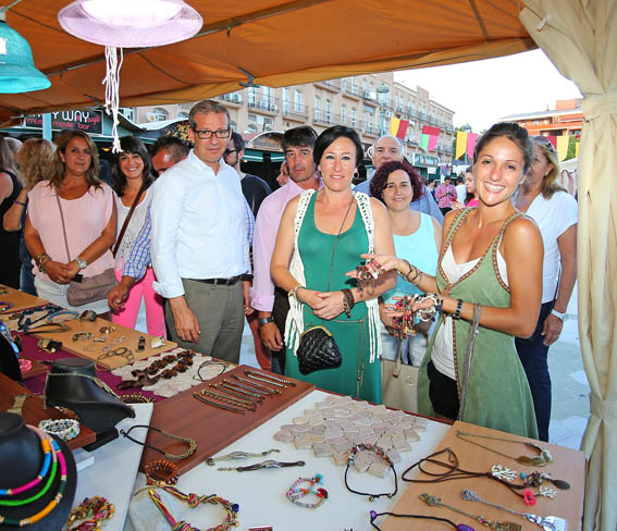 FRANCISCO SALIDO Y CONCEPCION TEJADA INAUGURAN MERCADO MEDIEVAL EN PLAZA LA MEZQUITA 1