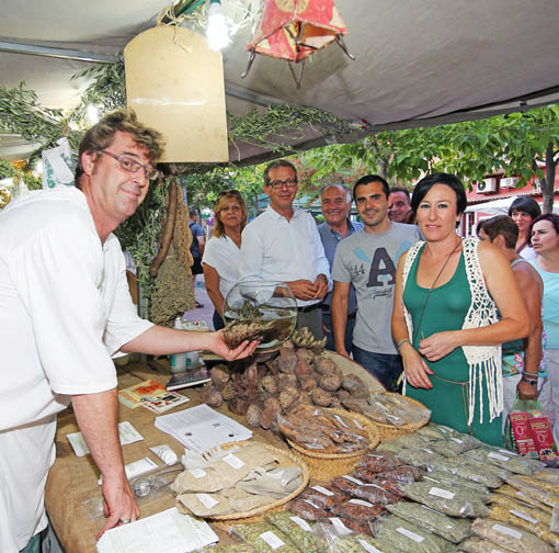 FRANCISCO SALIDO Y CONCEPCION TEJADA INAUGURAN MERCADO MEDIEVAL EN PLAZA LA MEZQUITA 2