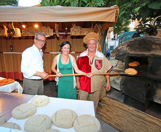 FRANCISCO SALIDO Y CONCEPCION TEJADA INAUGURAN MERCADO MEDIEVAL EN PLAZA LA MEZQUITA 4