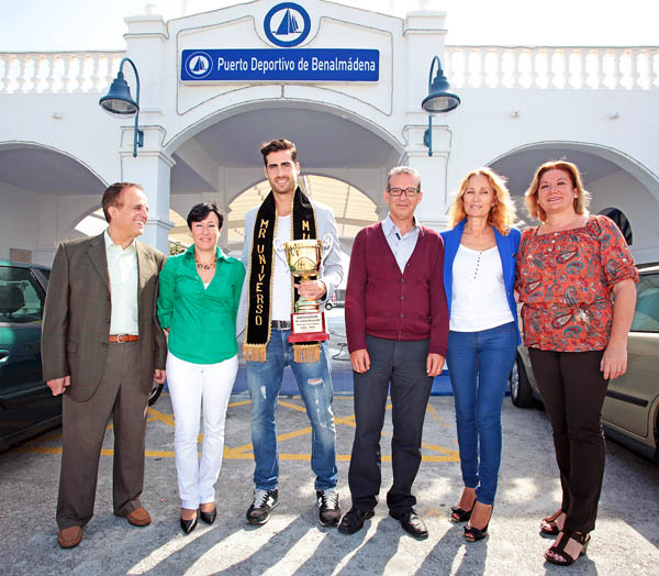 FRANCISCO SALIDO concejal puerto RECIBE A MISTER UNIVERSO EN PUERTO DEPORTIVO