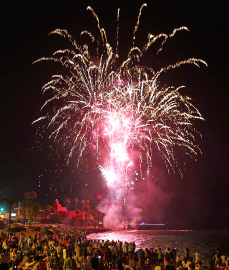 FUEGOS ARTIFICIALES EN CASTILLO BIL BIL