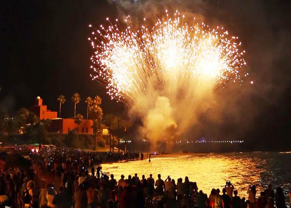 FUEGOS ARTIFICIALES EN CASTILLO BIL BIL 1