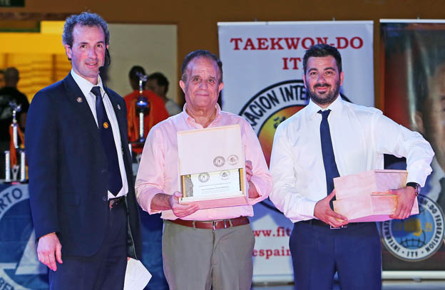 JOSE M LOPEZ MERINO RECOGE RECONOCIMIENTO DE LA FINAL IV BENALMADENA CUP TAEKWONDO EN POLIDEPORTIVO