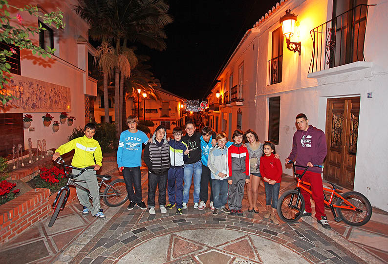 JOVENES BENALMADENA PUEBLO EN CALLE REAL