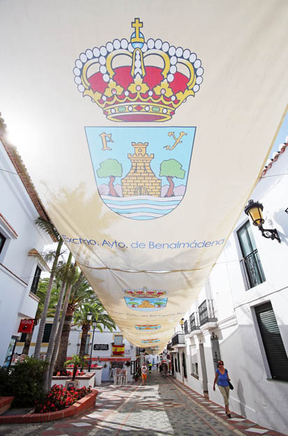 PREPARATIVOS PARA CORPUS EN CALLE REAL DE BENALMADENA PUEBLO