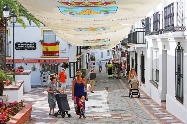 PREPARATIVOS PARA CORPUS EN CALLE REAL DE BENALMADENA PUEBLO 1