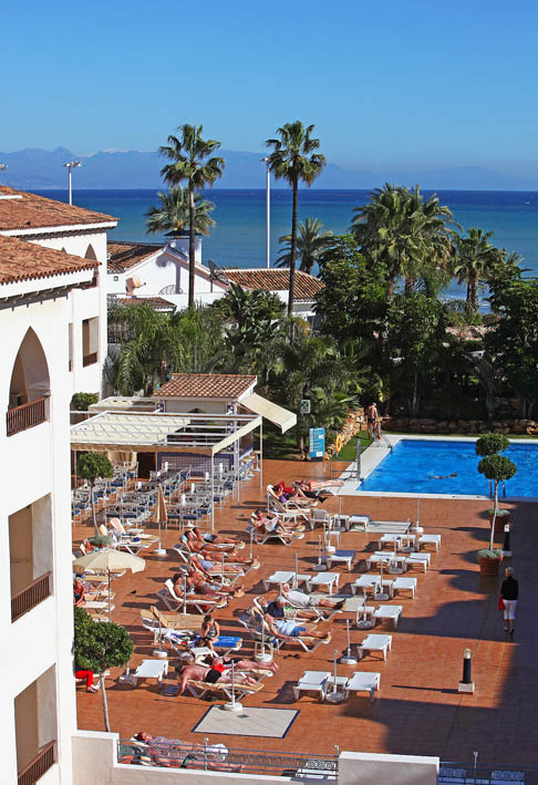 TURISTAS EN PISCINA HOTEL RIU PUERTO MARINA BENALMADENA 5 enero 1