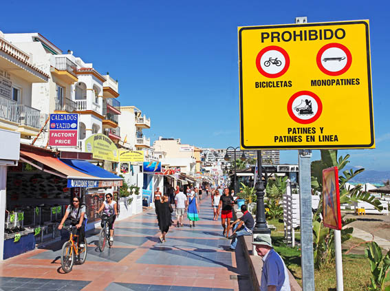 PROHIBIDO EL PATINAR Y BICICLETAS EN TORREMOLINOS