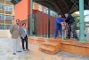 CONCEPCION TEJADA Y JUAN OLEA VISITAN OBRA DE CERRAMIENTO DEL ESCENARIO DE LA PLAZA DE LA MEZQUITA