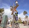 TRABAJADORES AYUNTAMIENTO COLOCA DECORACION NAVIDEA EN BENALMADENA