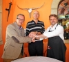 FIRMA CONVENIO CON RESTAURANTE LONG HORN QUE DONARAN ALIMENTOS AL COMEDOR SOCIAL