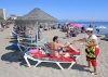 FRANCISCO SALIDO JUNTO A YO PRODUCTO ANDALUZ REPARTE ACEITE Y TOMATES EN PLAYA FUENTE DE LA SALUD 8 FRANCISCO SALIDO JUNTO A YO PRODUCTO ANDALUZ REPARTE ACEITE Y TOMATES EN PLAYA FUENTE DE LA SALUD 8