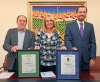 ALCALDESA Y ENRIQUE MOYA PRESENTAN CERTIFICADO CALIDAD DE EMABESA